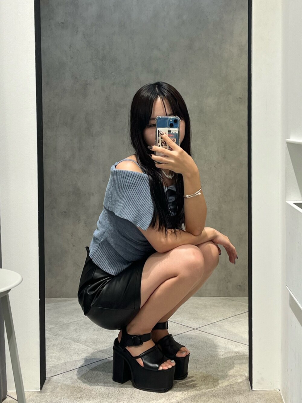 ブラック系のサンダル、ブルー系のニット/セーター、ブラック系のスカートを着用したレディースの秋コーディネートの4枚目の写真