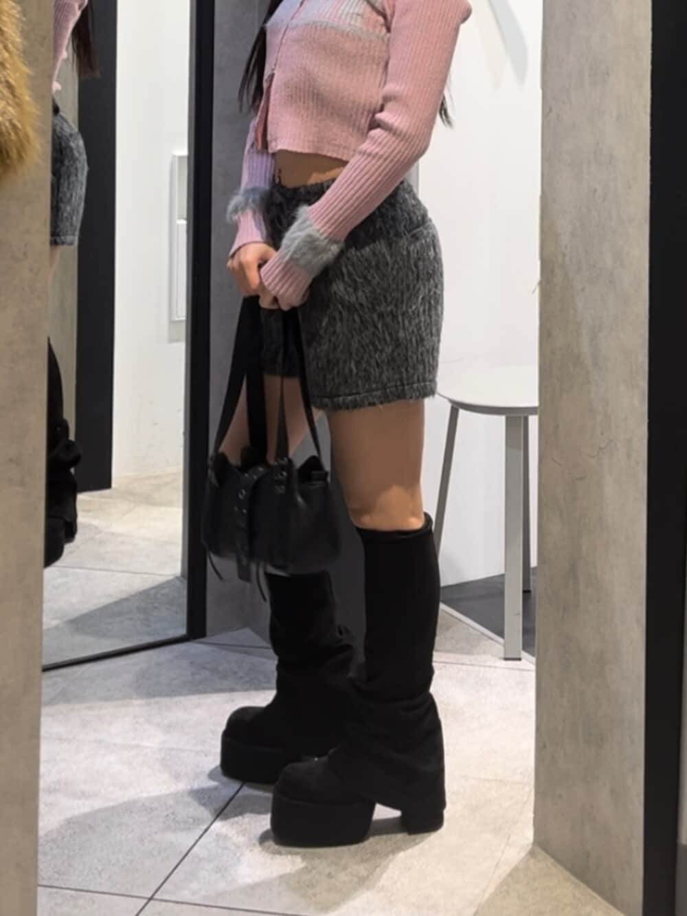 ブラック系のハンドバッグ、ブラック系のブーツ、グレー系のその他パンツを着用したレディースの冬コーディネートの8枚目の写真