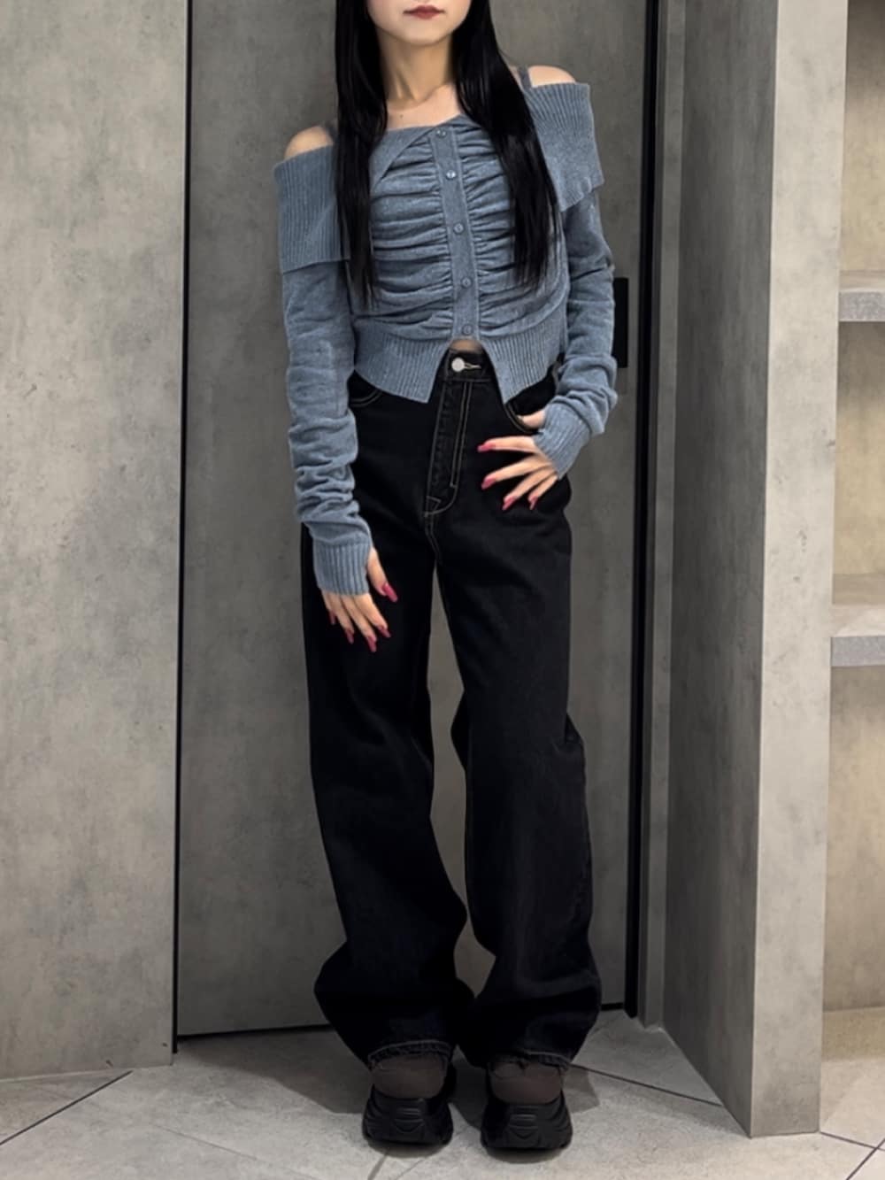 ブルー系のニット/セーター、ブルー系のデニムパンツ、グリーン系のスニーカーを着用したレディースの冬コーディネートの9枚目の写真