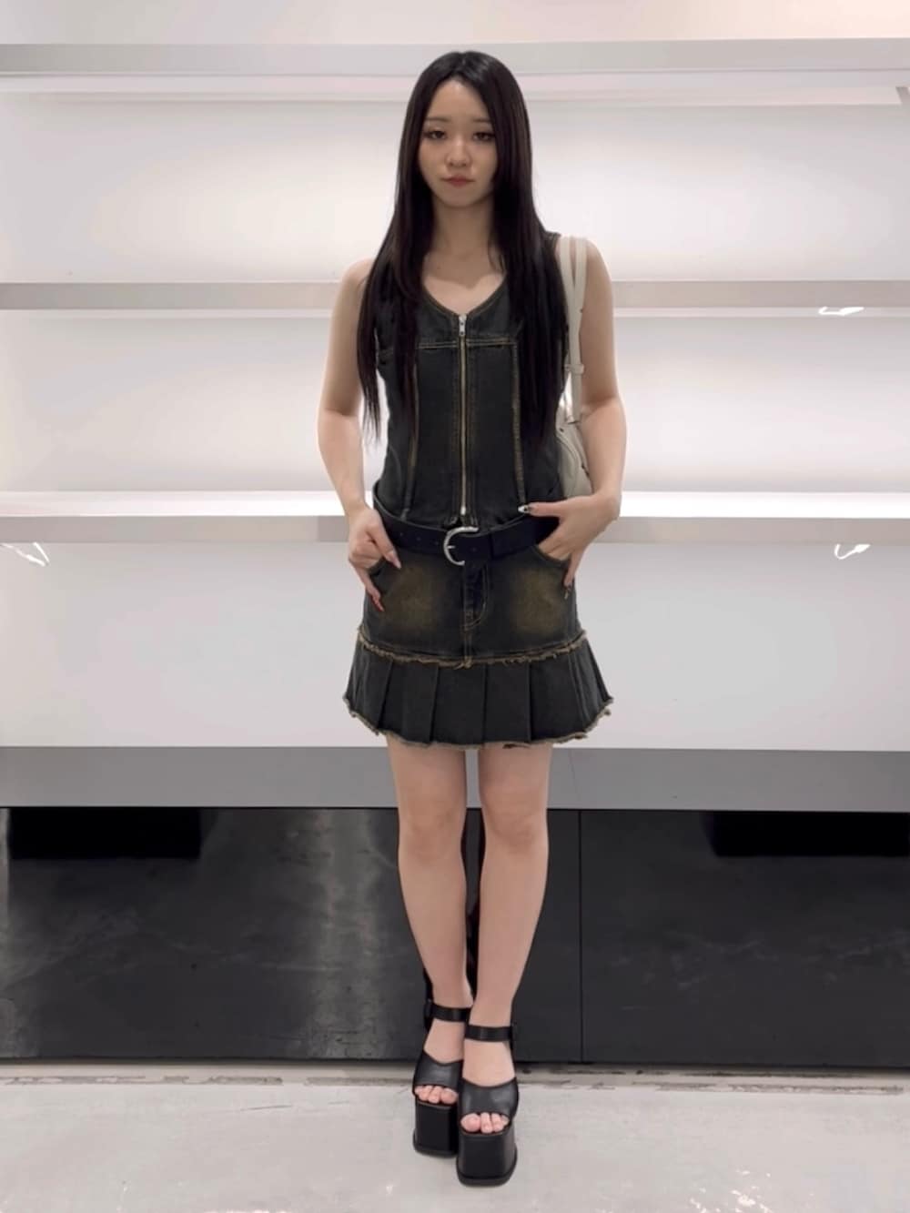 ブルー系のワンピース、ホワイト系のショルダーバッグ、ブラック系のサンダルを着用したレディースの春コーディネートの5枚目の写真