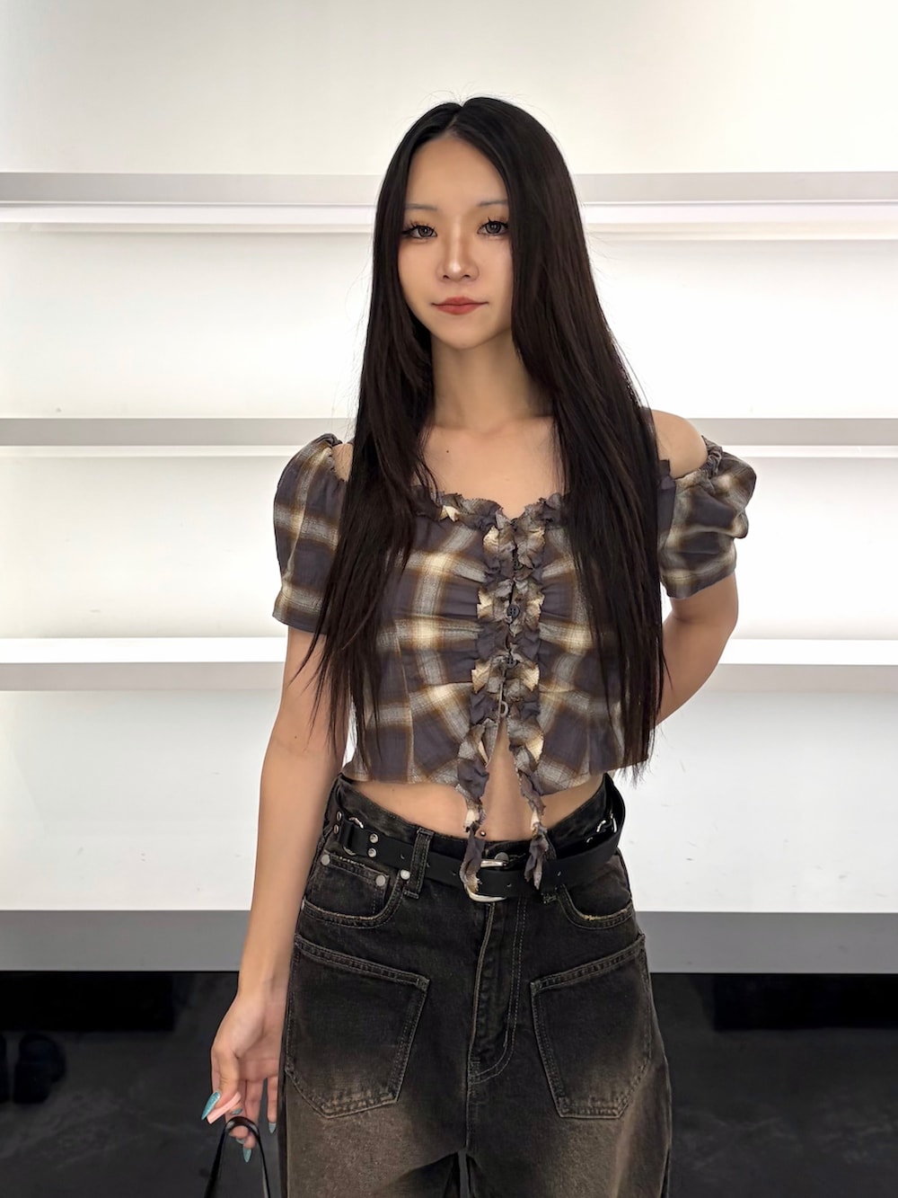 ブラウン系のTシャツ/カットソー、ブラック系のハンドバッグ、ブラック系のデニムパンツを着用したレディースの夏コーディネートの5枚目の写真