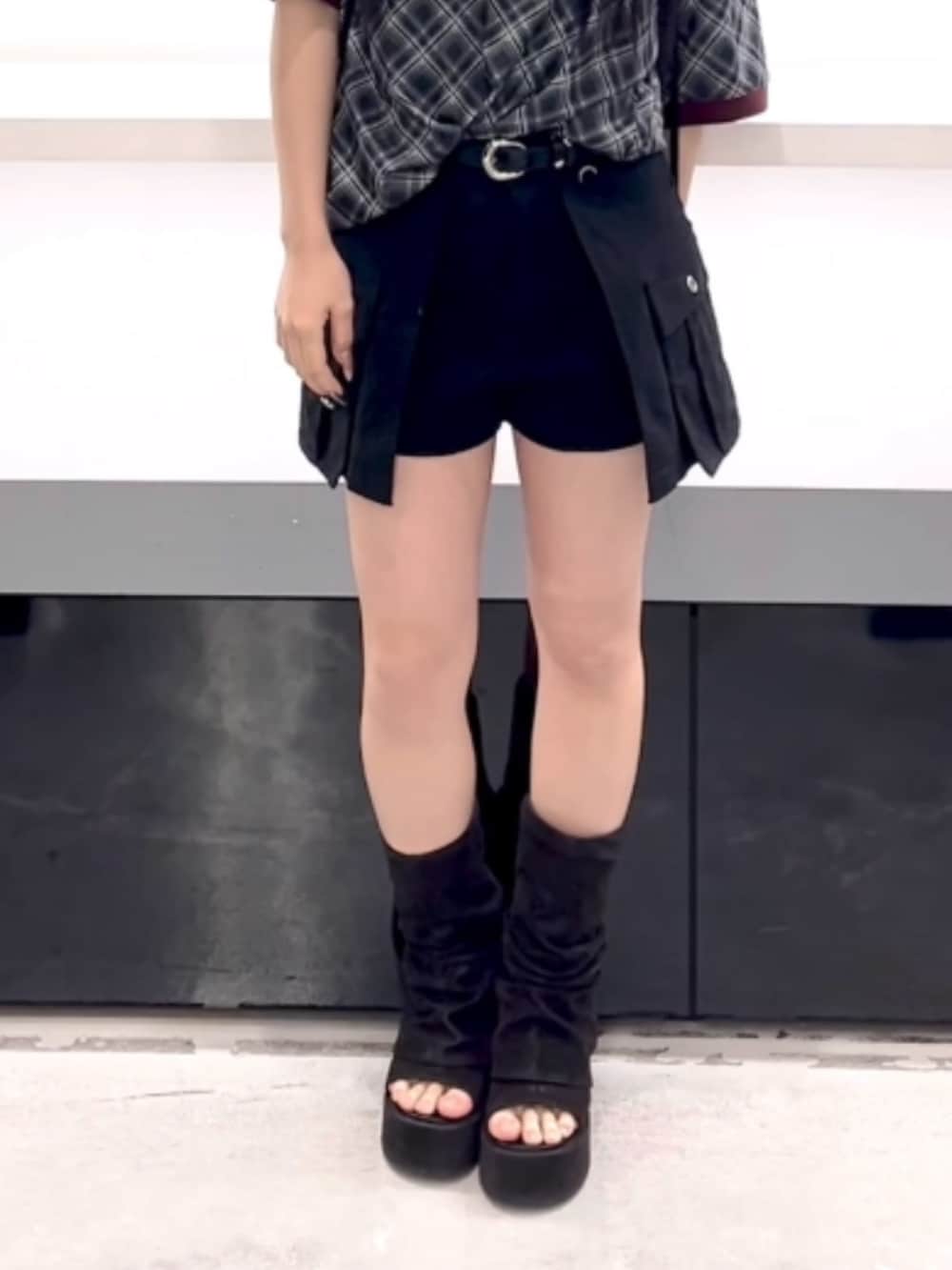 ブラック系のTシャツ/カットソー、ブラック系のスカート、ブラック系のバックパック/リュックを着用したレディースの春コーディネートの9枚目の写真