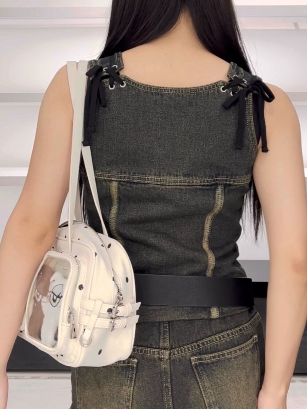 ブルー系のワンピース、ホワイト系のショルダーバッグ、ブラック系のサンダルを着用したレディースの春コーディネートの9枚目の写真