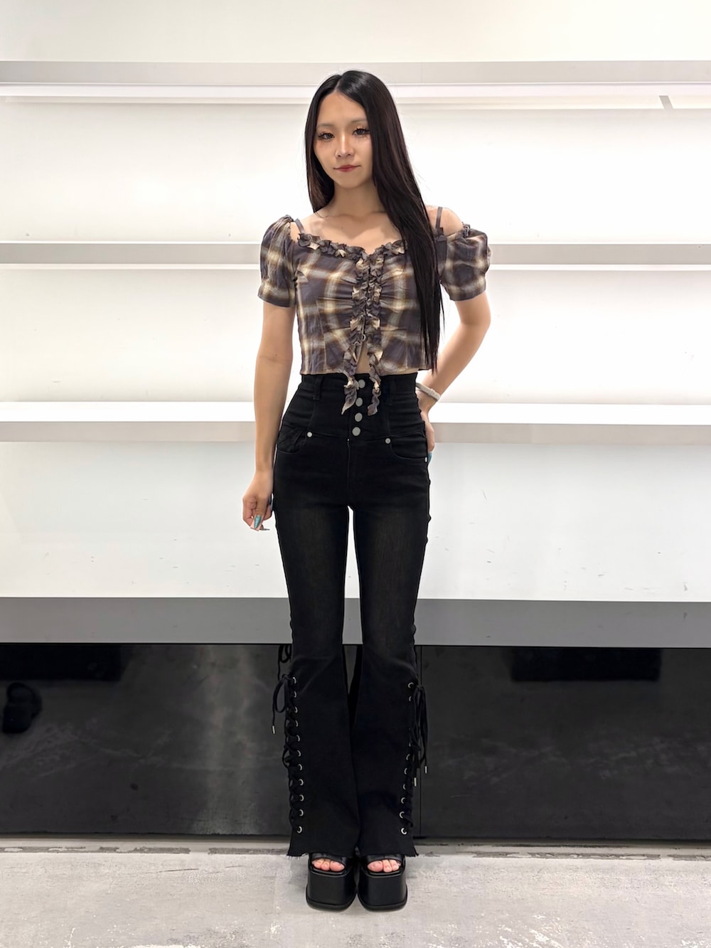 ブラウン系のTシャツ/カットソー、ホワイト系のハンドバッグ、ブラック系のデニムパンツを着用したレディースの夏コーディネートの2枚目の写真