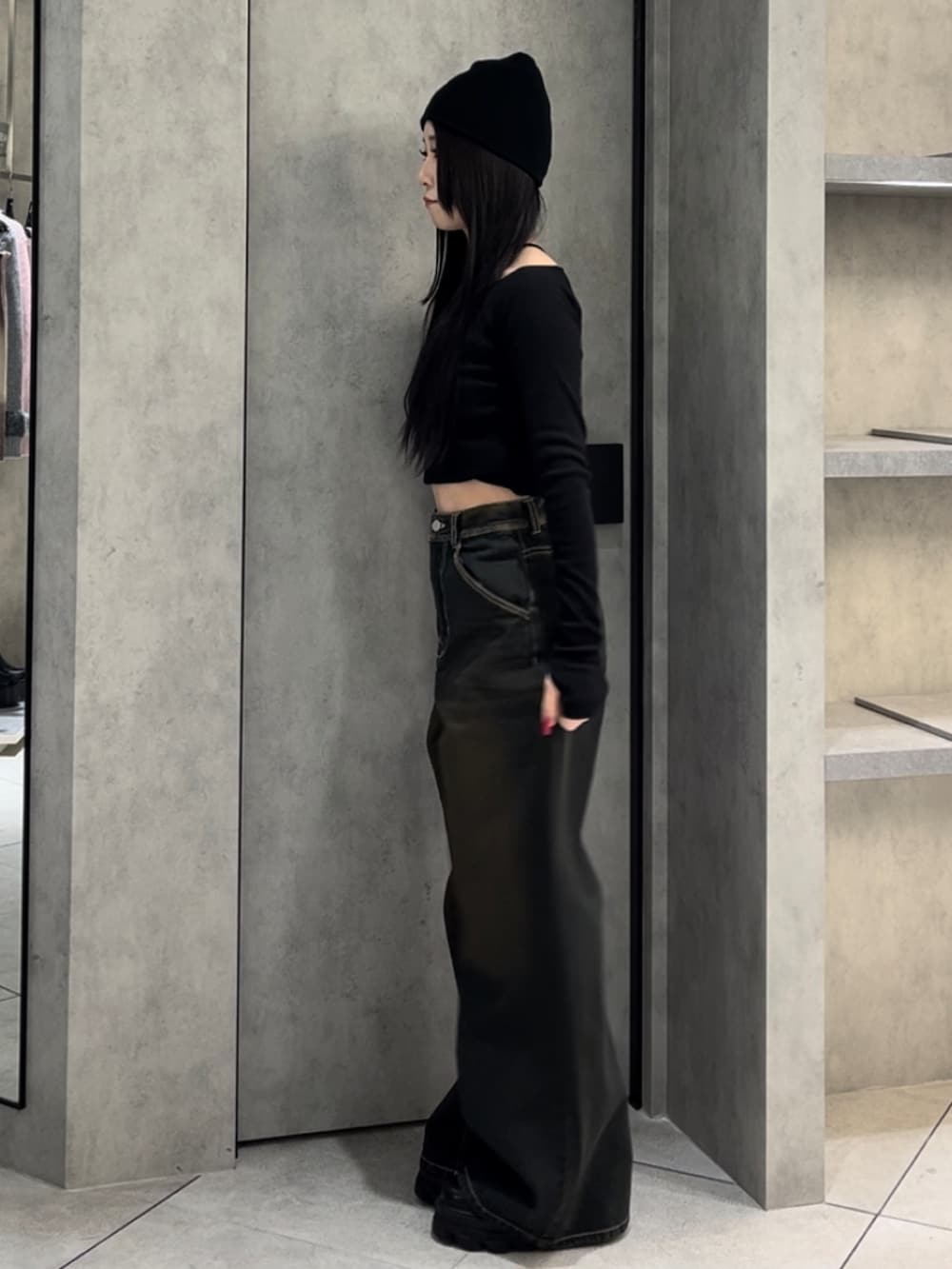 ブラック系のTシャツ/カットソー、ブルー系のデニムパンツ、ブラック系のブーツを着用したレディースの冬コーディネートの3枚目の写真