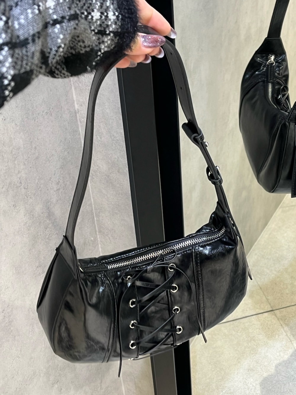 ブラック系のブーツ、ブラック系のニット/セーター、ブラック系のその他パンツを着用したレディースの冬コーディネートの8枚目の写真