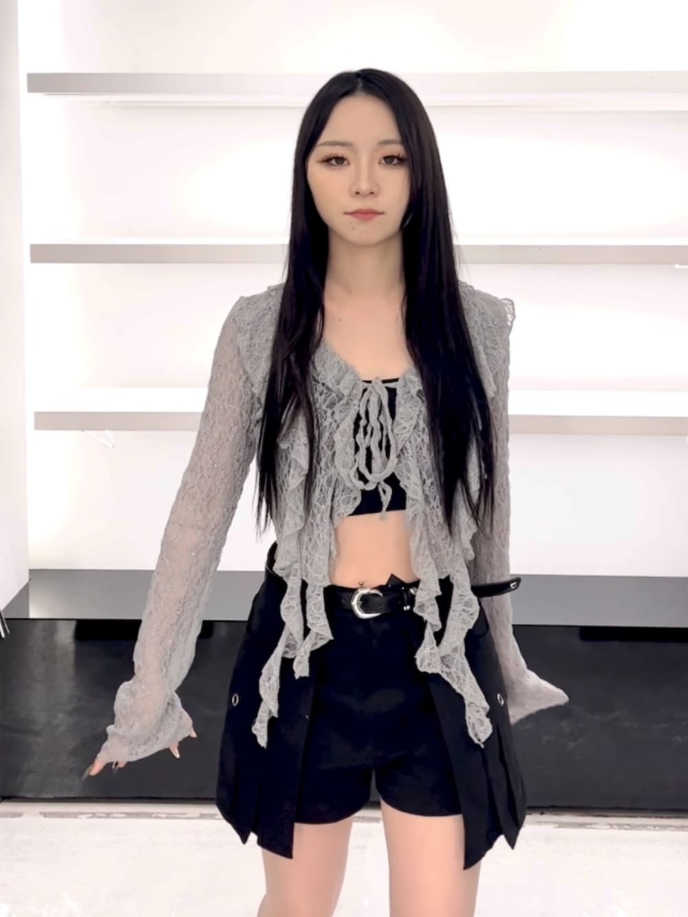 グレー系のTシャツ/カットソー、ブラック系のスカート、ブラック系のサンダルを着用したレディースの春コーディネートの7枚目の写真