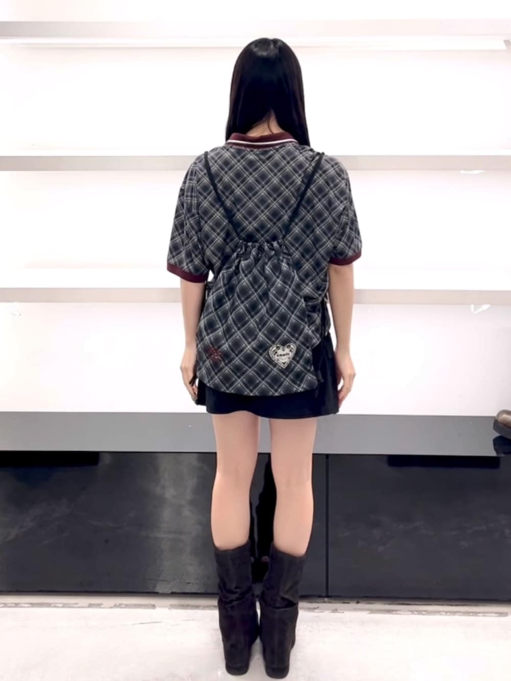 ブラック系のTシャツ/カットソー、ブラック系のスカート、ブラック系のバックパック/リュックを着用したレディースの春コーディネートの4枚目の写真