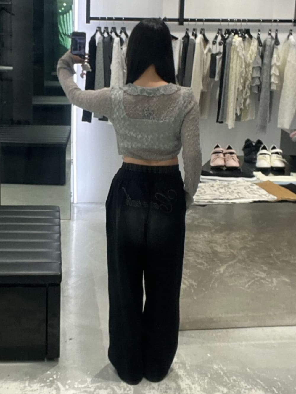 グレー系のTシャツ/カットソー、ブラック系のスウェットパンツ、ホワイト系のニット/セーターを着用したレディースの春コーディネートの3枚目の写真