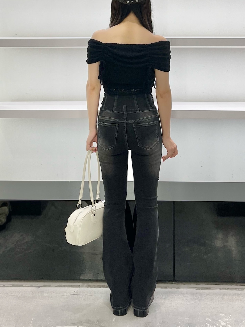 ブラック系のTシャツ/カットソー、ブラック系のデニムパンツ、ホワイト系のハンドバッグを着用したレディースの夏コーディネートの4枚目の写真