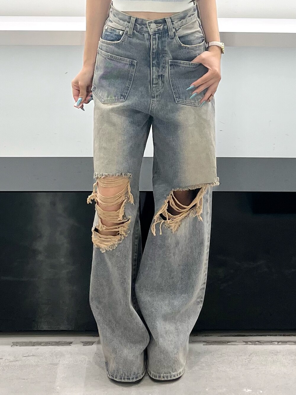 ブルー系のデニムパンツ、ブラック系のサンダル、ブラウン系のハンチング/ベレー帽を着用したレディースの夏コーディネートの10枚目の写真