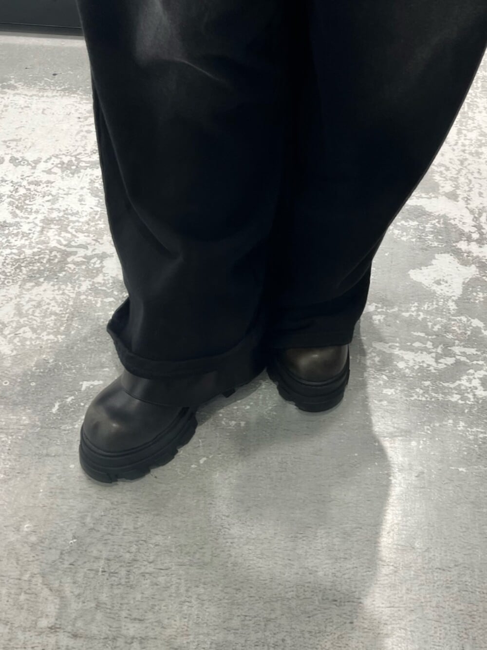 グレー系のTシャツ/カットソー、ブラック系のスウェットパンツ、ホワイト系のニット/セーターを着用したレディースの春コーディネートの10枚目の写真