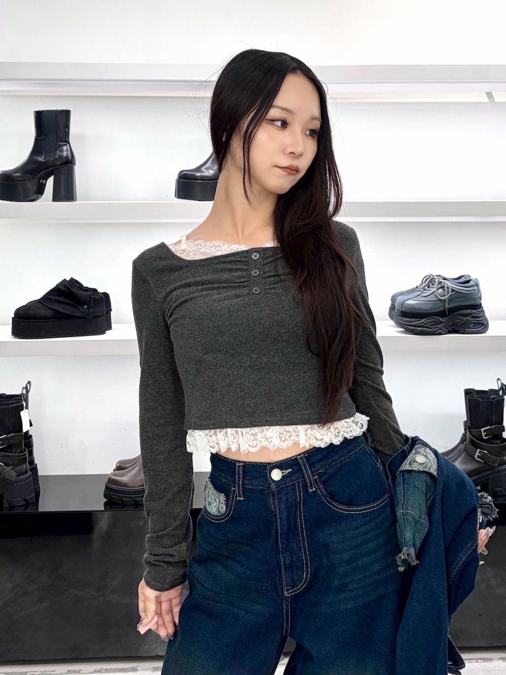 ブルー系のブルゾン、ブラック系のTシャツ/カットソー、ブルー系のデニムパンツを着用したレディースの秋コーディネートの6枚目の写真