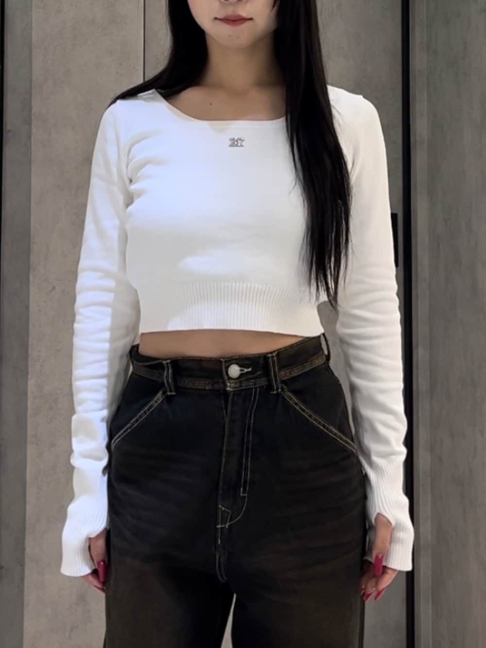 ブルー系のデニムジャケット、ホワイト系のニット/セーター、ブルー系のデニムパンツを着用したレディースの冬コーディネートの10枚目の写真