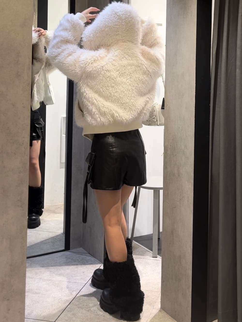 ホワイト系のブルゾン、ブルー系のニット/セーター、ブラック系のその他パンツを着用したレディースの冬コーディネートの5枚目の写真