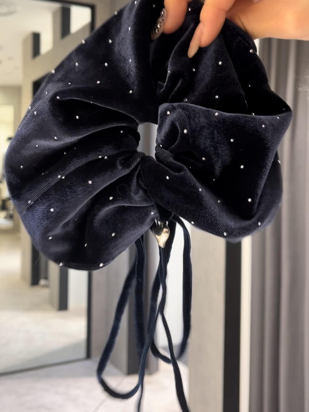 グレー系のその他アウター、ブラック系のニット/セーター、グレー系のその他パンツを着用したレディースの冬コーディネートの8枚目の写真