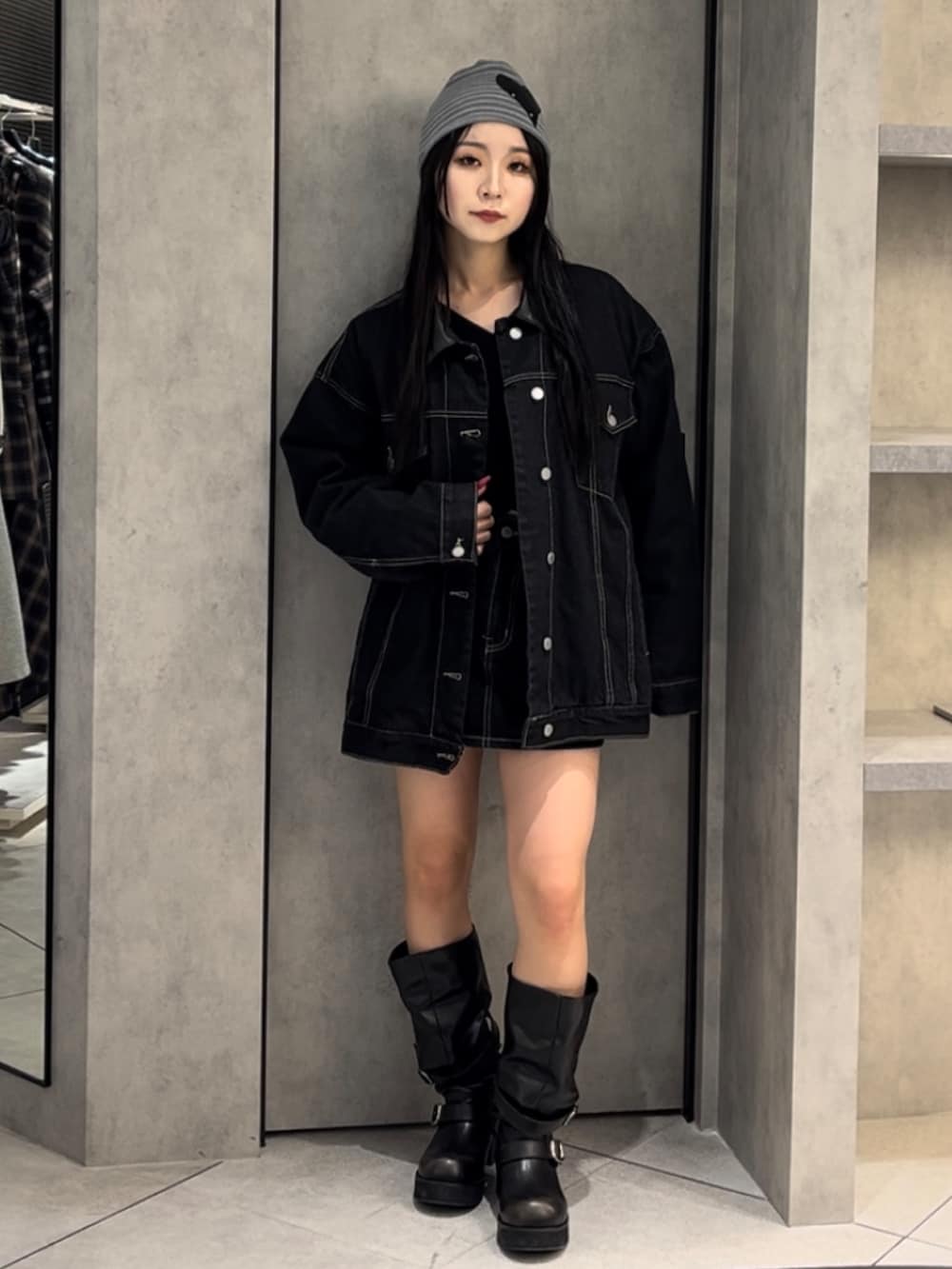 ブルー系のブルゾン、ブラック系のニット/セーター、ブルー系のスカートを着用したレディースの冬コーディネートの2枚目の写真