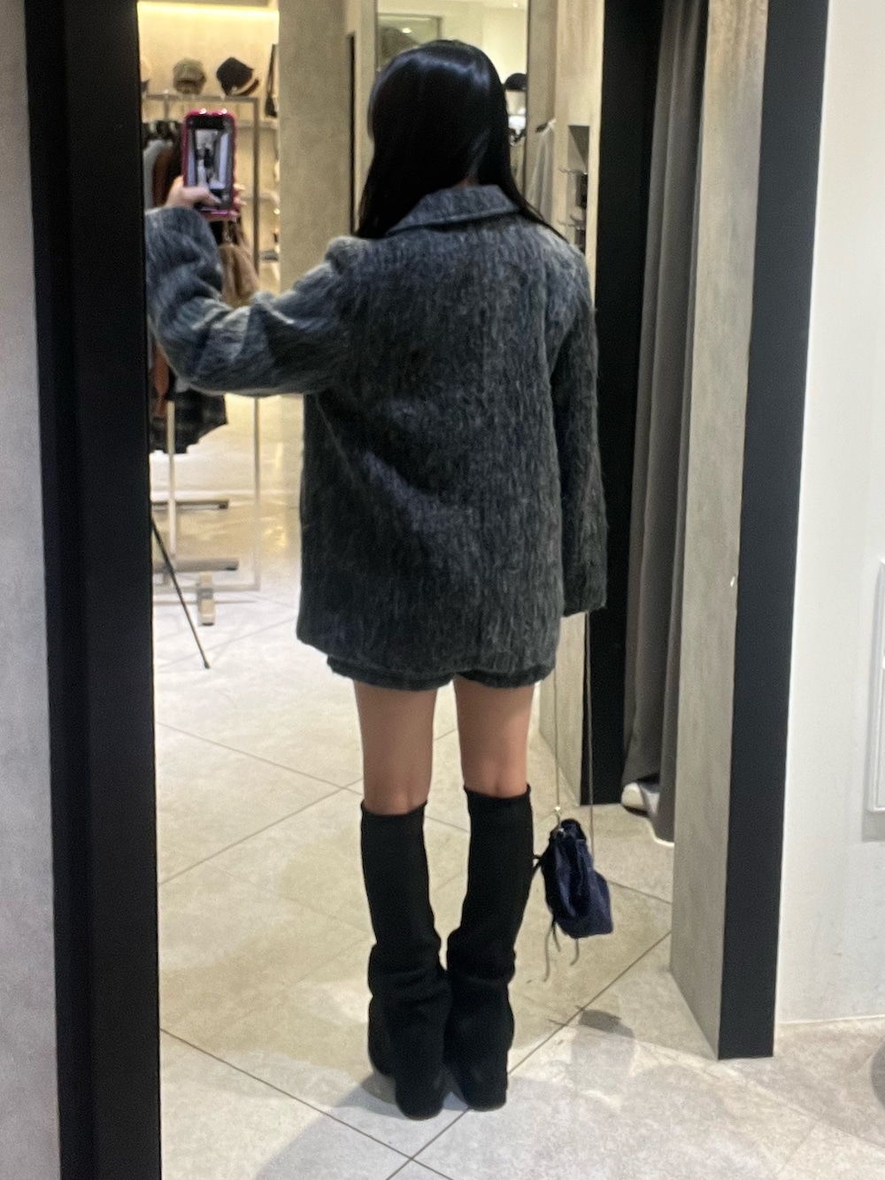 グレー系のその他アウター、ブラック系のニット/セーター、グレー系のその他パンツを着用したレディースの冬コーディネートの3枚目の写真