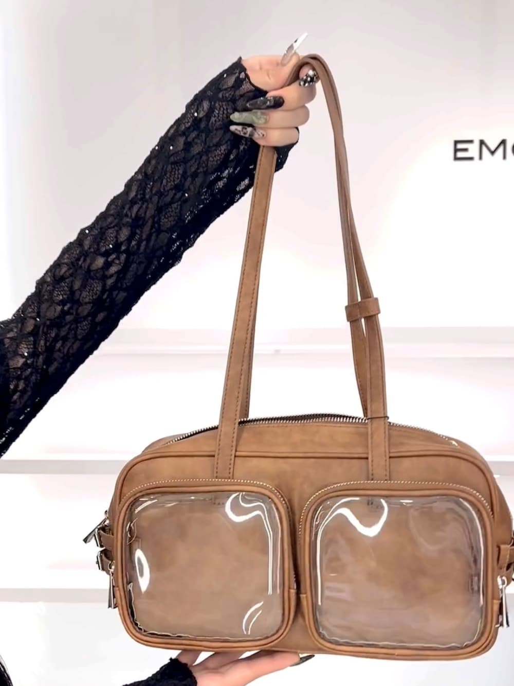 ブラック系のTシャツ/カットソー、ブルー系のデニムパンツ、ブラウン系のショルダーバッグを着用したレディースの春コーディネートの10枚目の写真