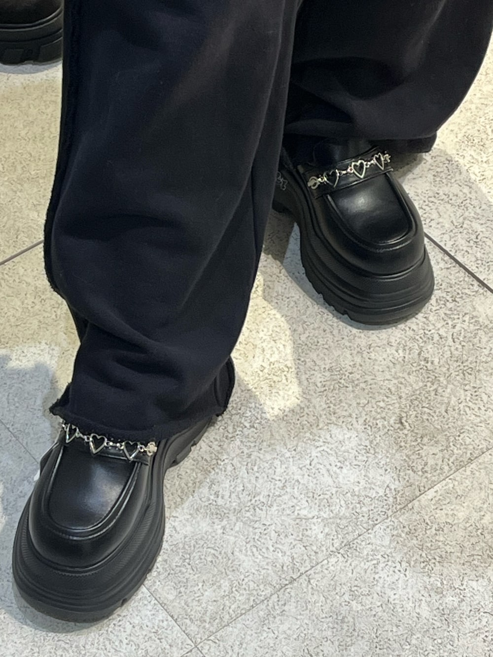 ホワイト系のニット/セーター、ブラック系のスウェットパンツ、ブラック系のハンドバッグを着用したレディースの冬コーディネートの8枚目の写真