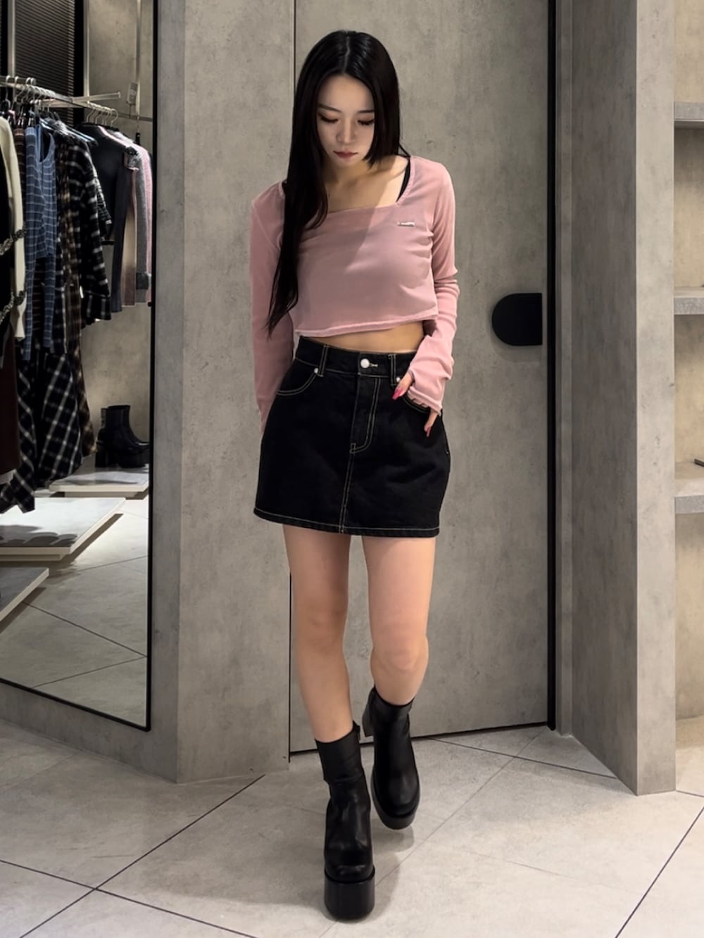 ブラック系のブルゾン、ピンク系のTシャツ/カットソー、ブルー系のスカートを着用したレディースの冬コーディネートの8枚目の写真