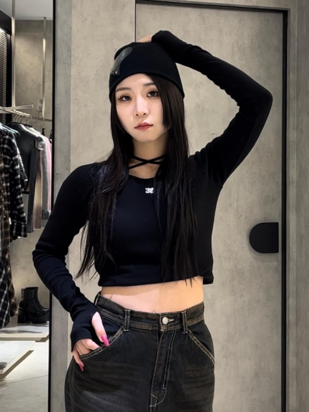 ブラック系のTシャツ/カットソー、ブルー系のデニムパンツ、ブラック系のブーツを着用したレディースの冬コーディネートの6枚目の写真