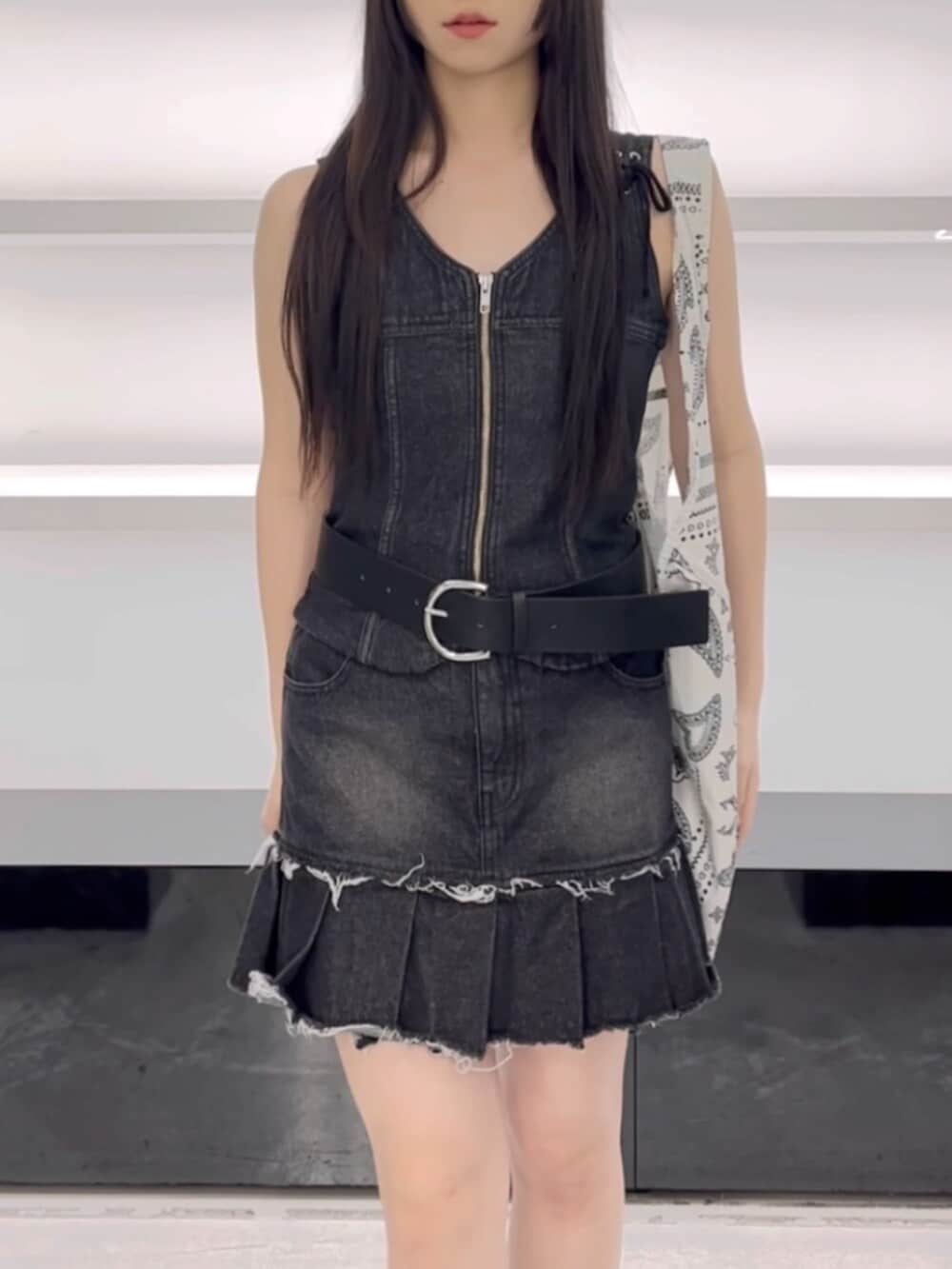 ホワイト系のサンダル、ホワイト系のトートバッグ、ブラック系のワンピースを着用したレディースの春コーディネートの6枚目の写真