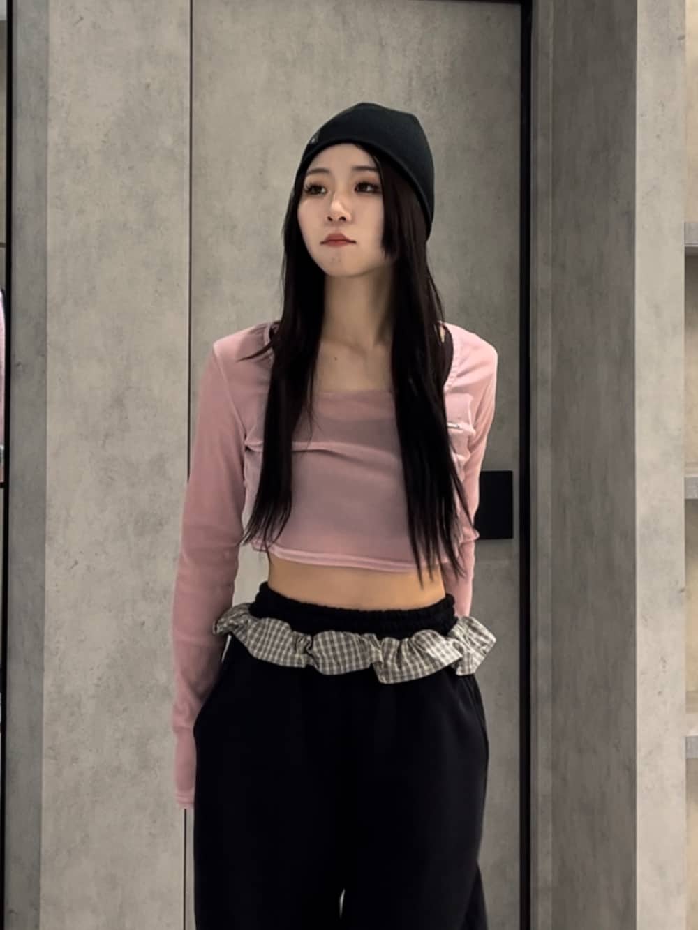 ピンク系のTシャツ/カットソー、ブラック系のスウェットパンツ、ブラック系のブーツを着用したレディースの冬コーディネートの4枚目の写真