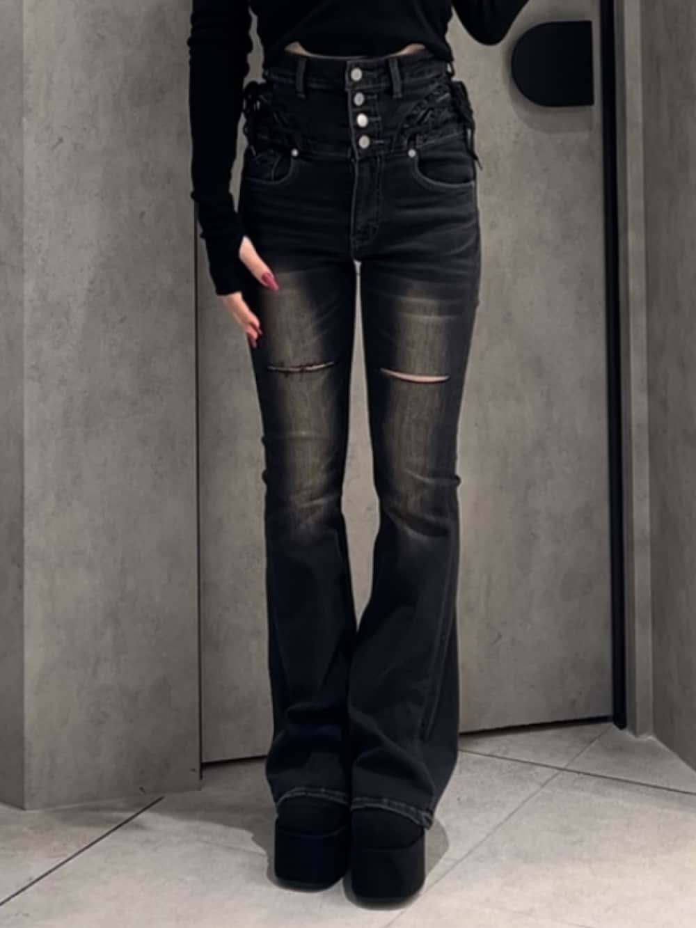 ブラック系のTシャツ/カットソー、ブラック系のデニムパンツ、ブラック系のブーツを着用したレディースの冬コーディネートの10枚目の写真