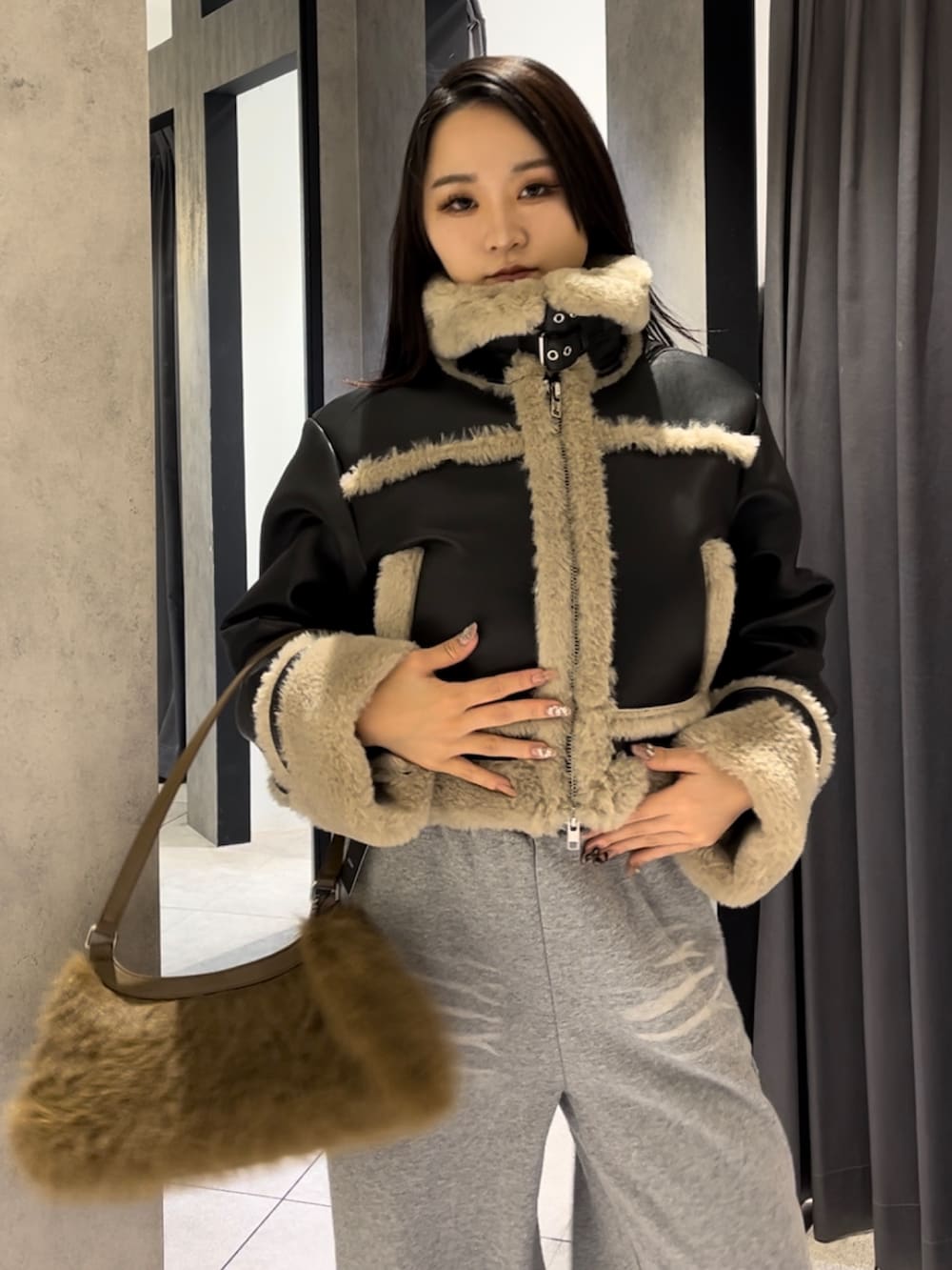 その他のブルゾン、ブラック系のニット/セーター、グレー系のスウェットパンツを着用したレディースの冬コーディネートの4枚目の写真