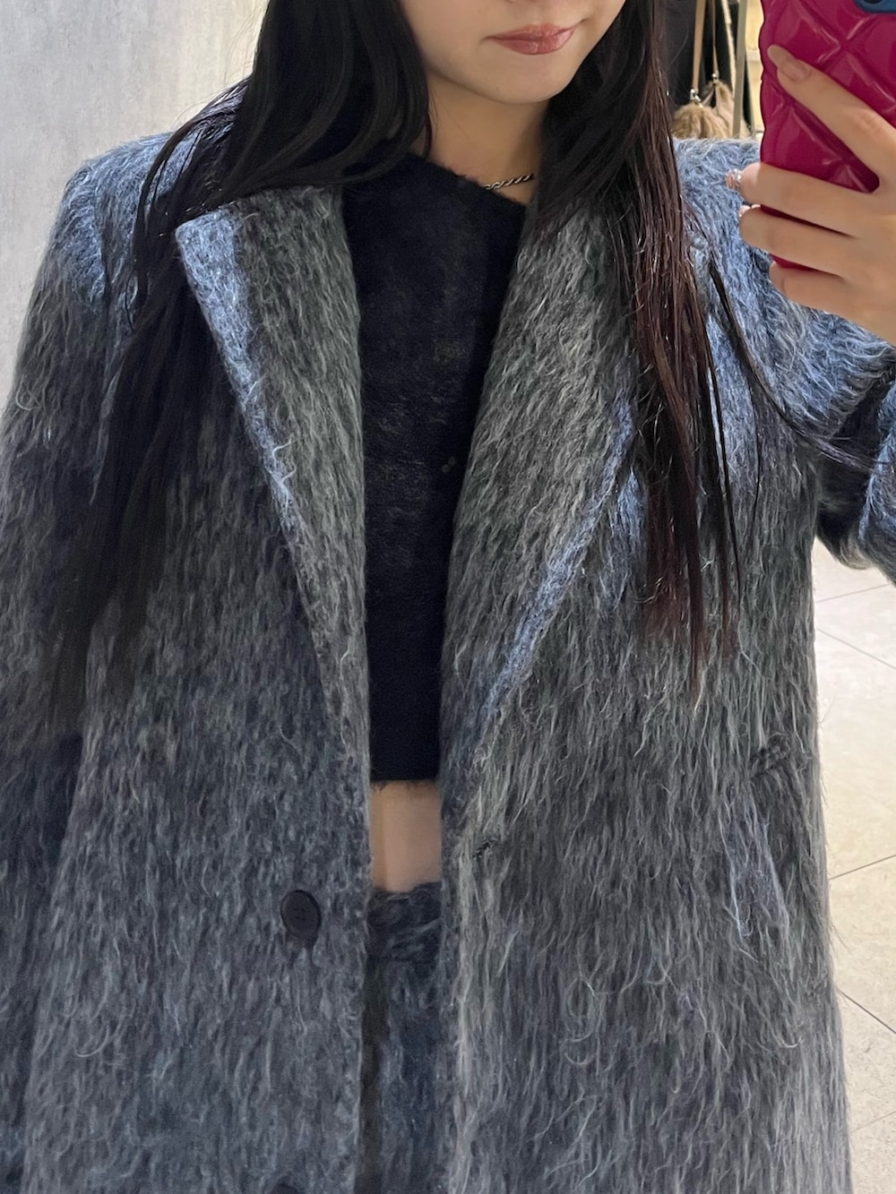 グレー系のその他アウター、ブラック系のニット/セーター、グレー系のその他パンツを着用したレディースの冬コーディネートの9枚目の写真