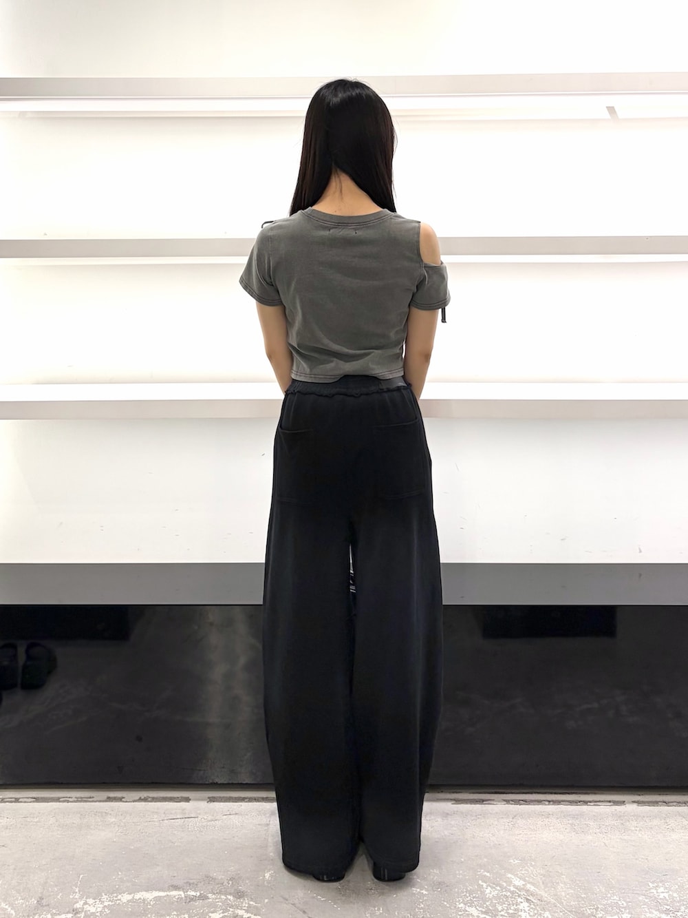 グレー系のTシャツ/カットソー、ブラック系のスウェットパンツ、ブラック系のサンダルを着用したレディースの夏コーディネートの4枚目の写真