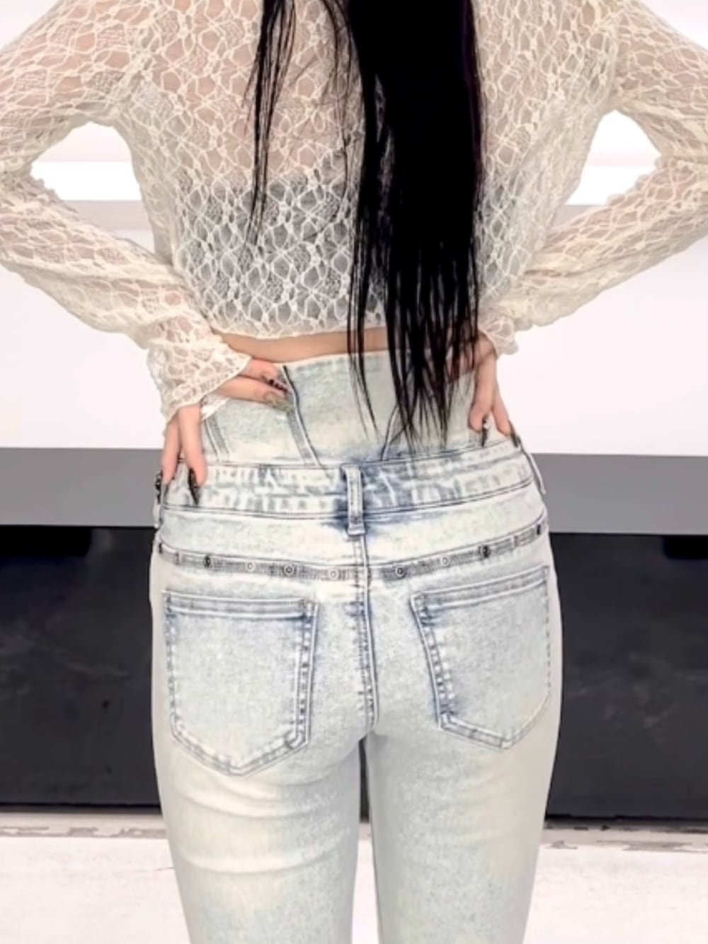 ホワイト系のTシャツ/カットソー、ブルー系のデニムパンツ、ホワイト系のサンダルを着用したレディースの春コーディネートの6枚目の写真