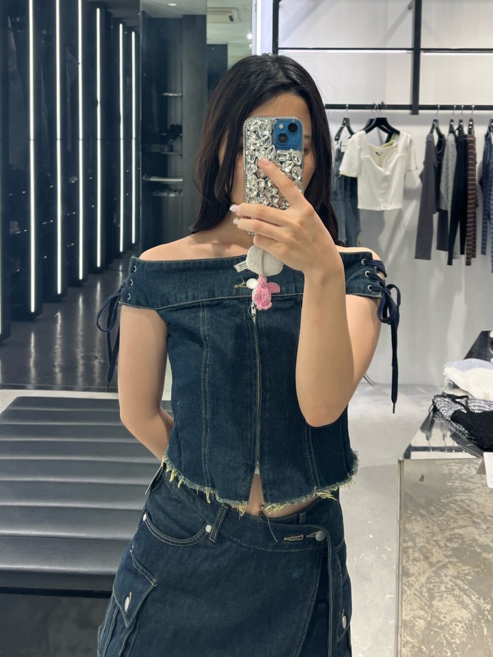 ブラック系のサンダル、ブルー系のTシャツ/カットソー、ブルー系のスカートを着用したレディースの春コーディネートの4枚目の写真