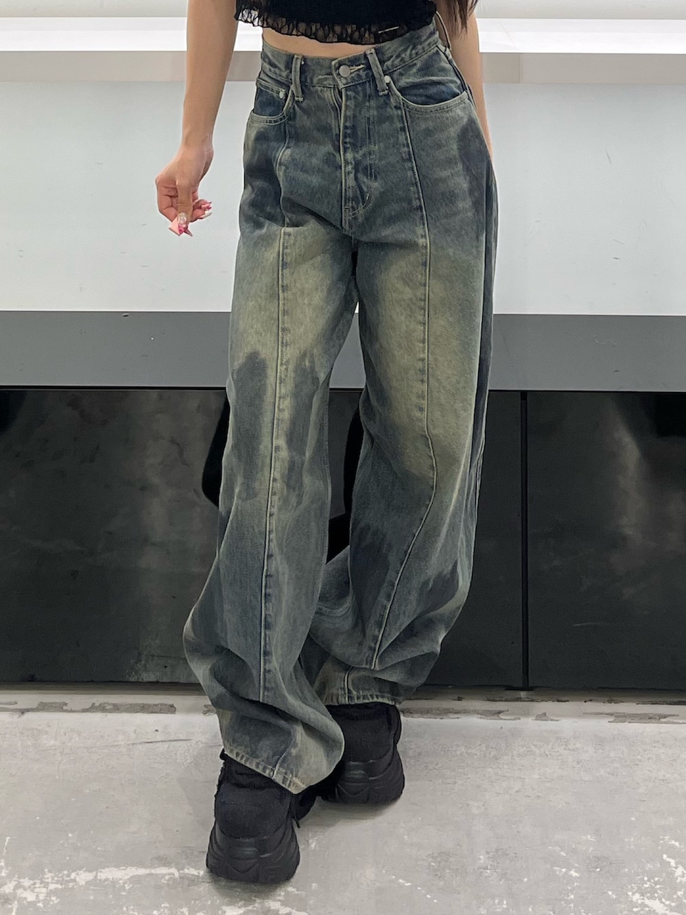 ブラック系のスニーカー、ブルー系のデニムパンツ、ブラック系のTシャツ/カットソーを着用したレディースの夏コーディネートの10枚目の写真