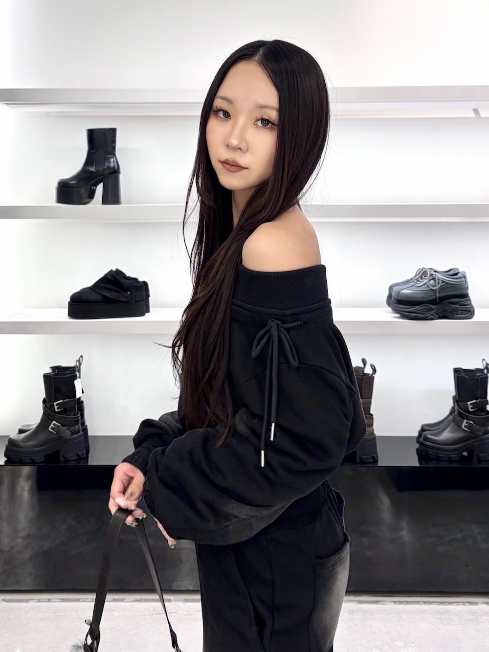 ブラック系のTシャツ/カットソー、ブラック系のその他パンツ、ブラック系のスリッポンを着用したレディースの秋コーディネートの7枚目の写真