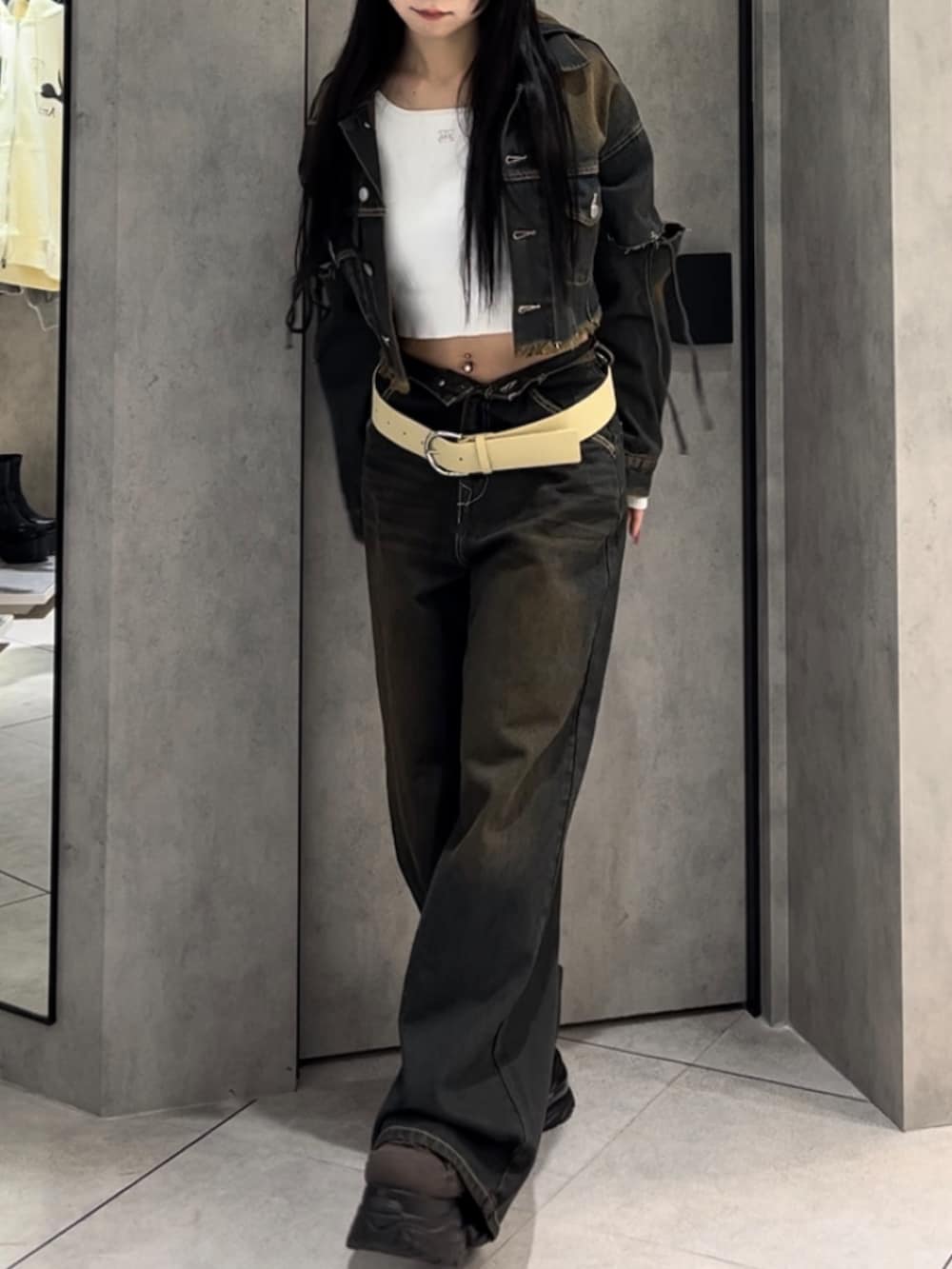 ブルー系のデニムジャケット、ホワイト系のニット/セーター、ブルー系のデニムパンツを着用したレディースの冬コーディネートの4枚目の写真