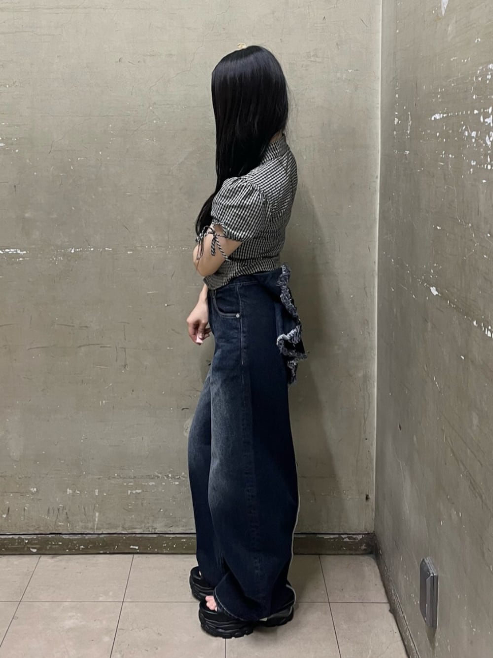ブラック系のサンダル、ブラック系のシャツ/ブラウス、ブルー系のデニムパンツを着用したレディースの夏コーディネートの2枚目の写真