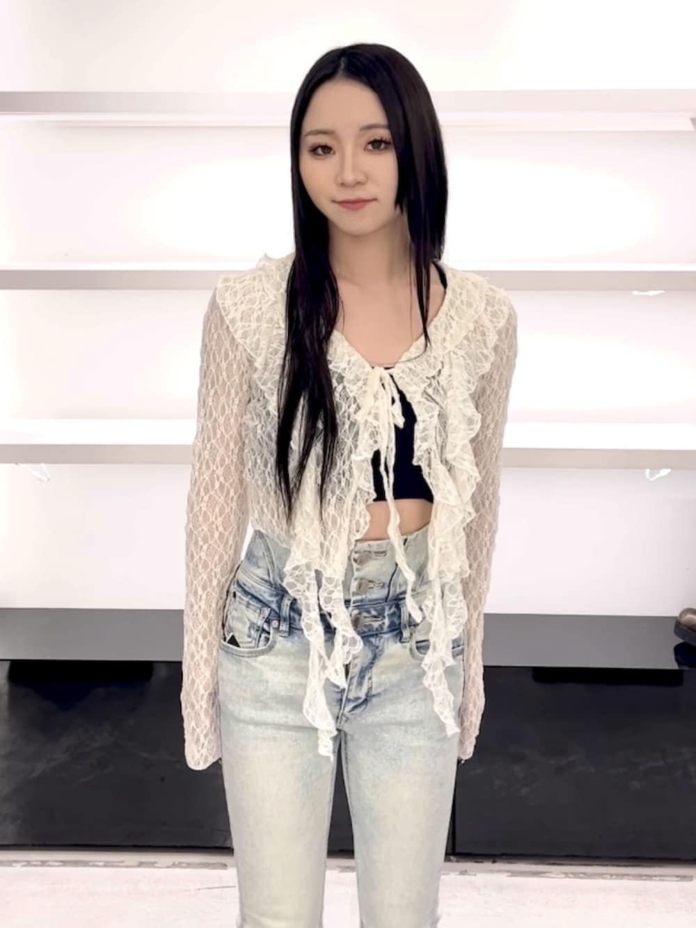 ホワイト系のTシャツ/カットソー、ブルー系のデニムパンツ、ホワイト系のサンダルを着用したレディースの春コーディネートの4枚目の写真