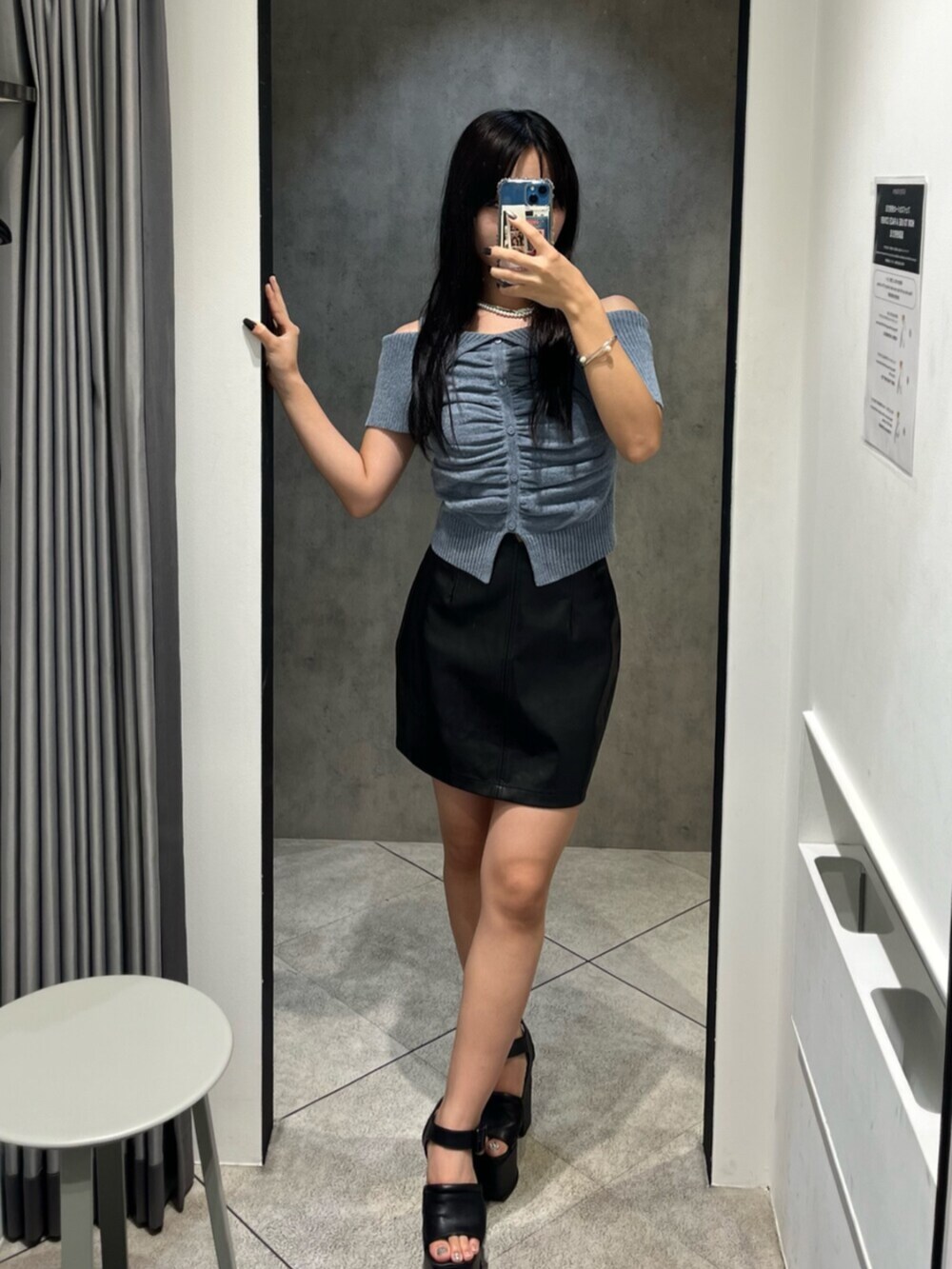 ブラック系のサンダル、ブルー系のニット/セーター、ブラック系のスカートを着用したレディースの秋コーディネートの5枚目の写真