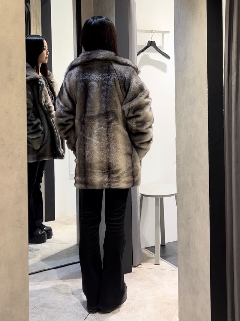 グレー系のその他アウター、グレー系のニット/セーター、ブラック系のデニムパンツを着用したレディースの冬コーディネートの3枚目の写真