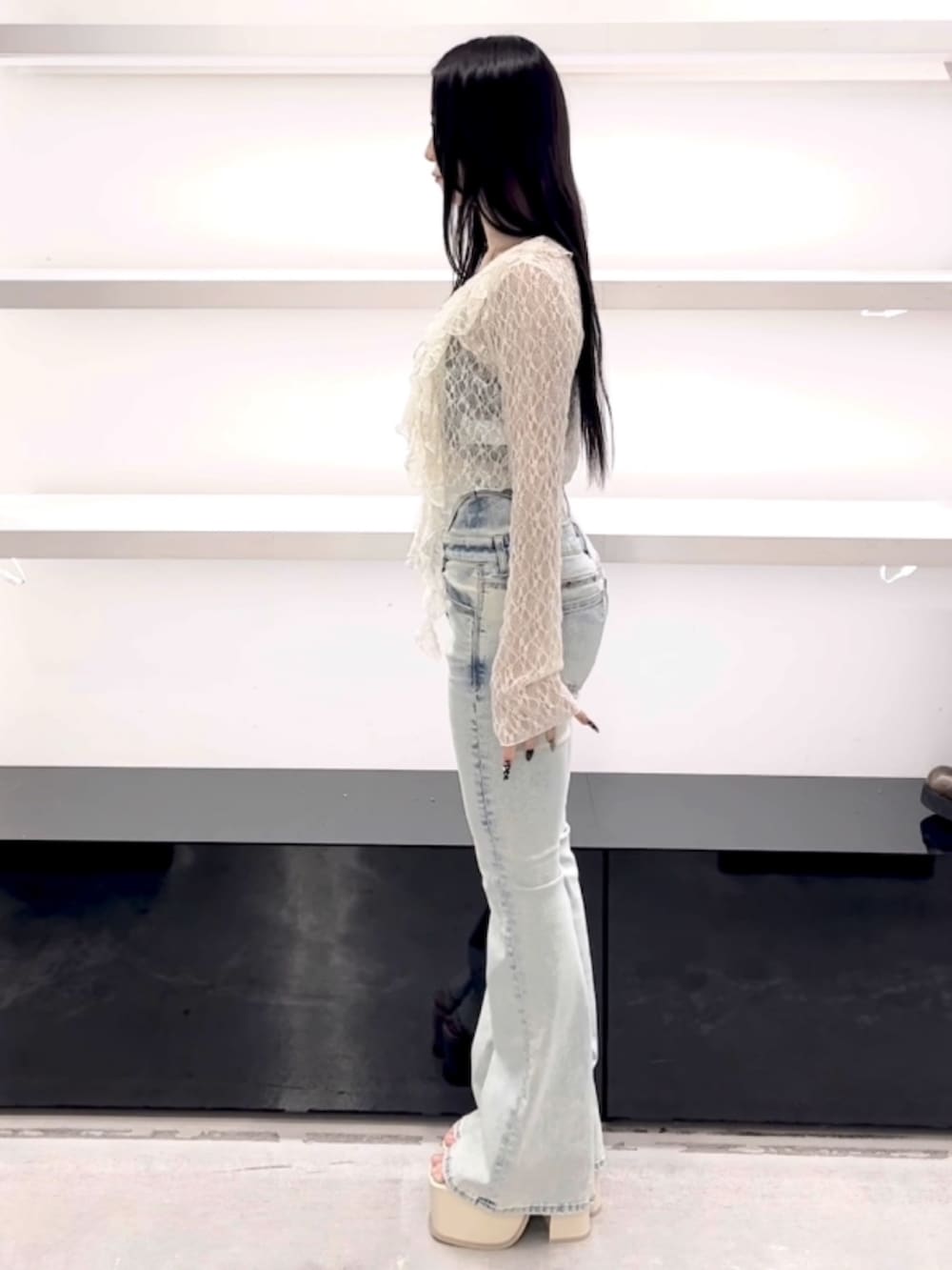 ホワイト系のTシャツ/カットソー、ブルー系のデニムパンツ、ホワイト系のサンダルを着用したレディースの春コーディネートの2枚目の写真