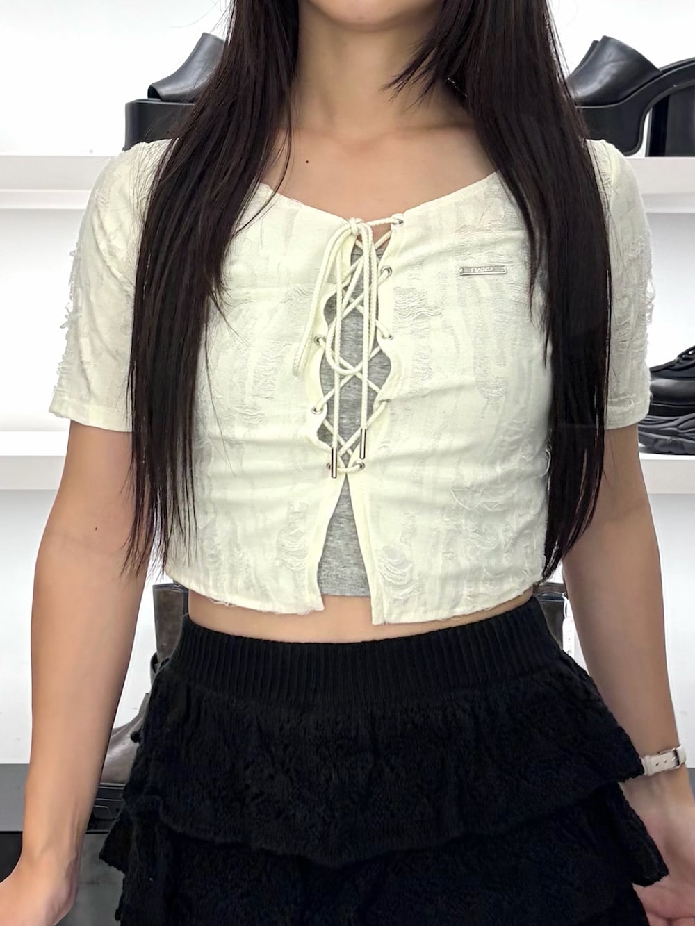 ホワイト系のTシャツ/カットソー、ブラック系のスカート、ブラック系のブーツを着用したレディースの夏コーディネートの7枚目の写真
