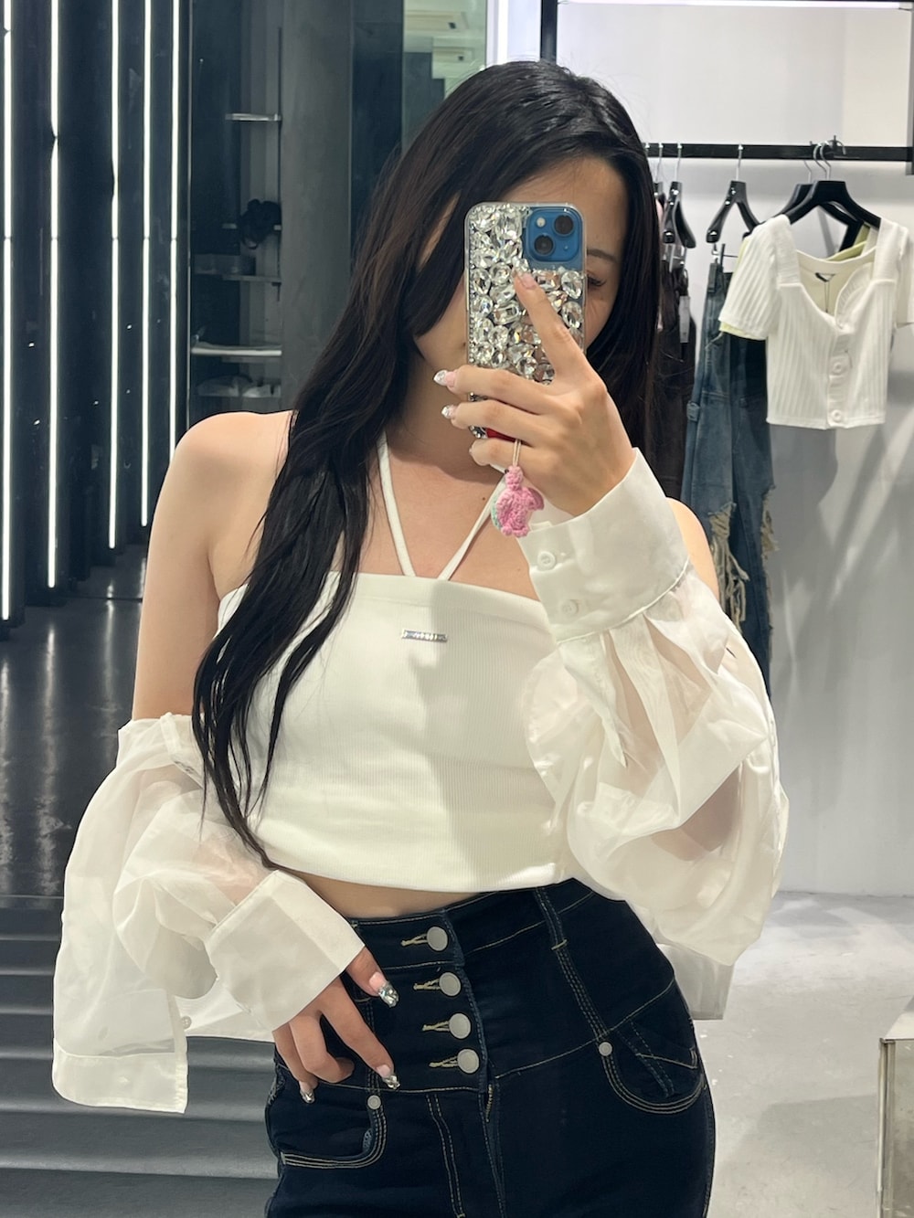 ホワイト系のTシャツ/カットソー、ホワイト系のシャツ/ブラウス、ブルー系のデニムパンツを着用したレディースの春コーディネートの8枚目の写真