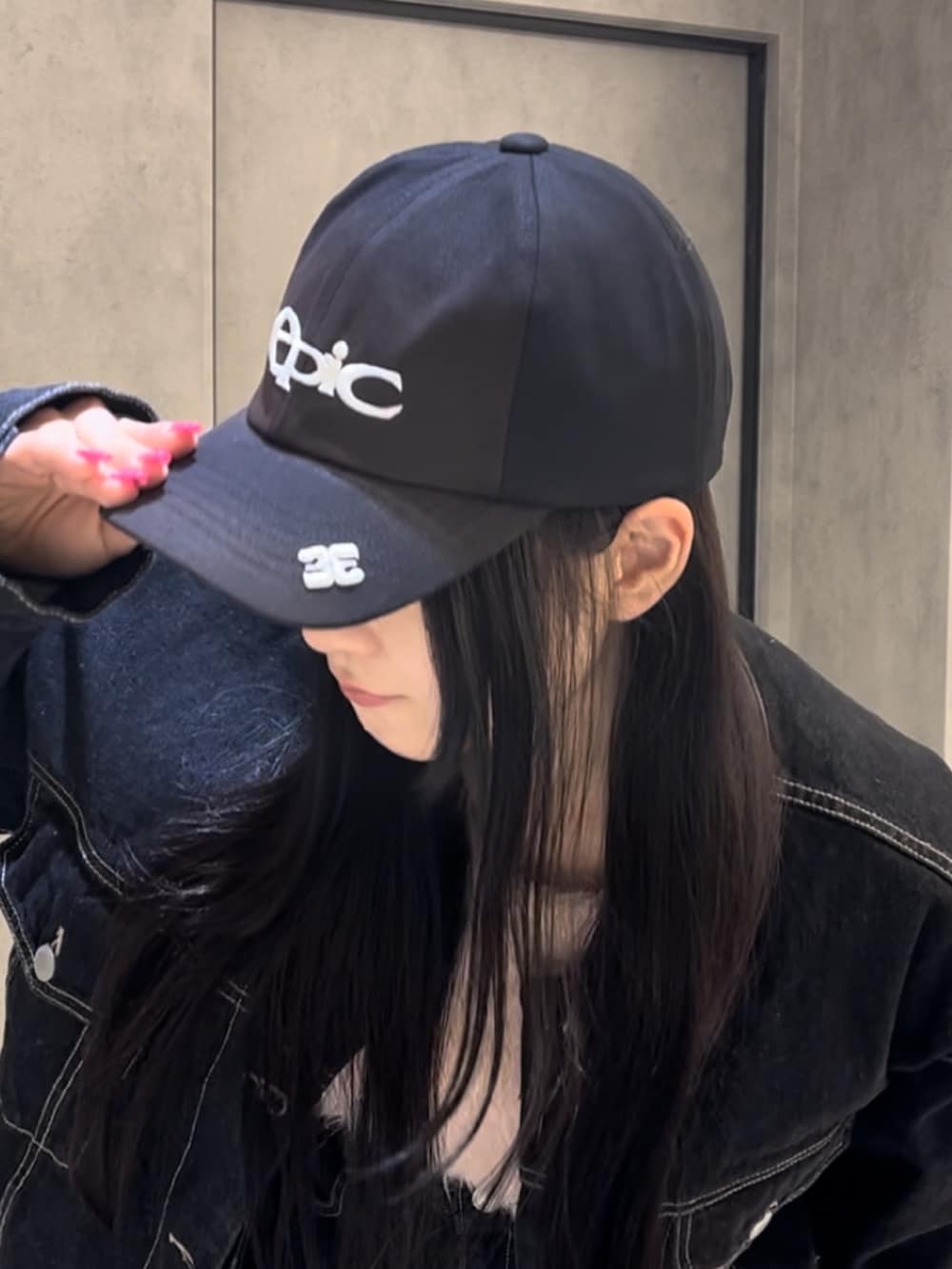 ブルー系のブルゾン、ブルー系のデニムパンツ、ブラック系のハンドバッグを着用したレディースの冬コーディネートの4枚目の写真