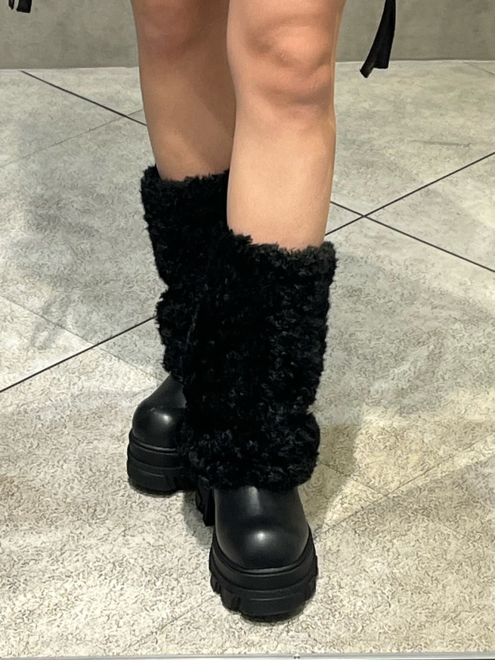 ピンク系のニット/セーター、ブラック系のその他パンツ、ブラック系のブーツを着用したレディースの冬コーディネートの6枚目の写真