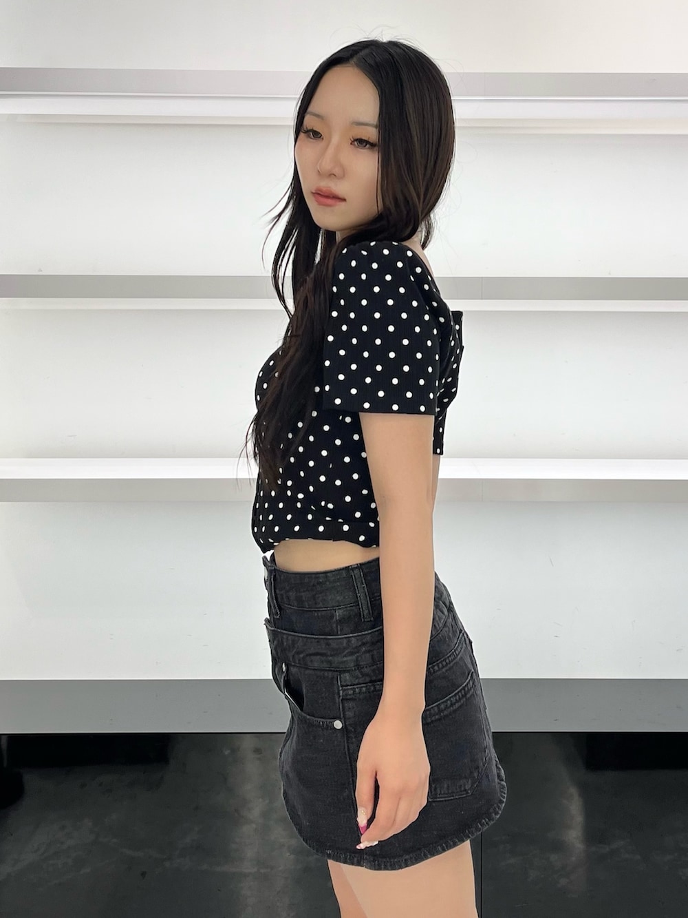 その他のTシャツ/カットソー、ブラック系のスニーカー、ブラック系のスカートを着用したレディースの夏コーディネートの7枚目の写真