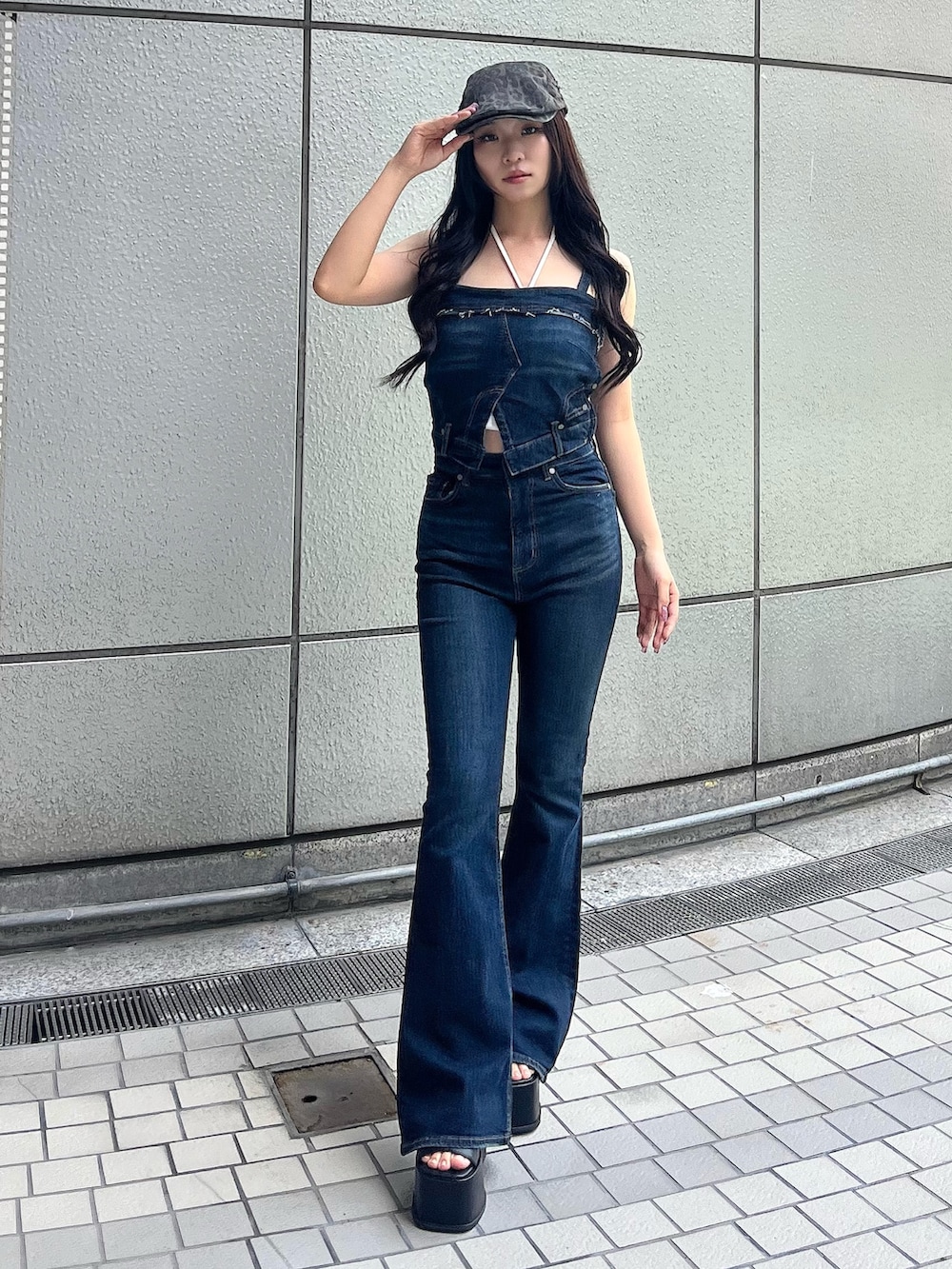 ホワイト系のTシャツ/カットソー、ブルー系のサロペット/オーバーオール、ブラック系のサンダルを着用したレディースの夏コーディネートの2枚目の写真