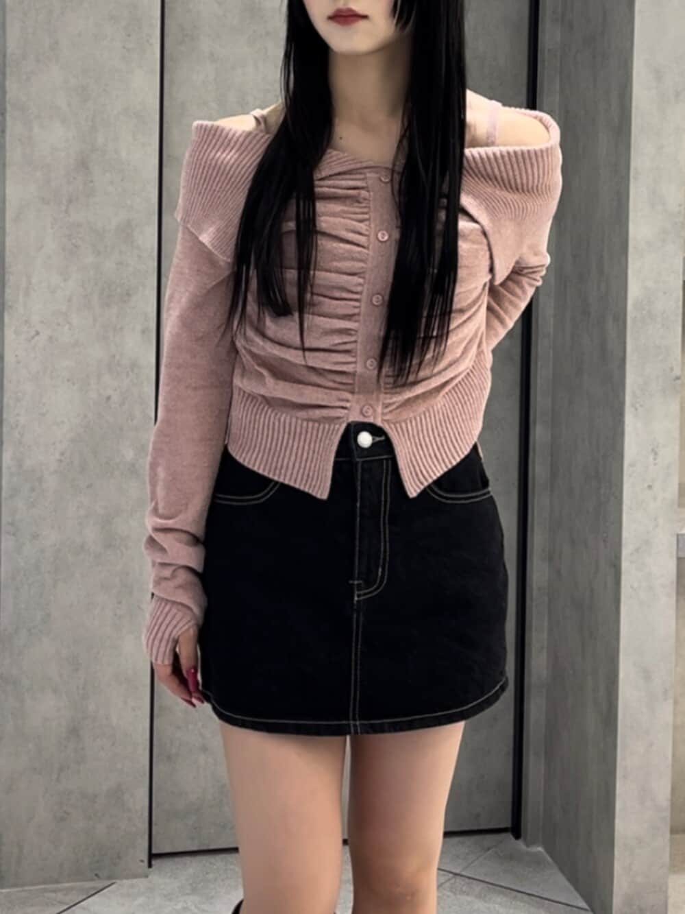 ブルー系のスカート、ブラック系のブーツ、ピンク系のニット/セーターを着用したレディースの冬コーディネートの10枚目の写真