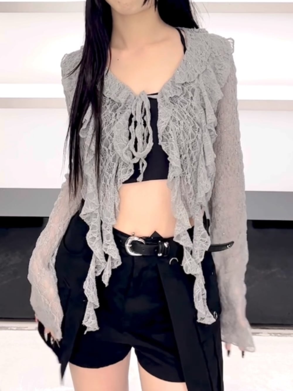 グレー系のTシャツ/カットソー、ブラック系のスカート、ブラック系のサンダルを着用したレディースの春コーディネートの8枚目の写真